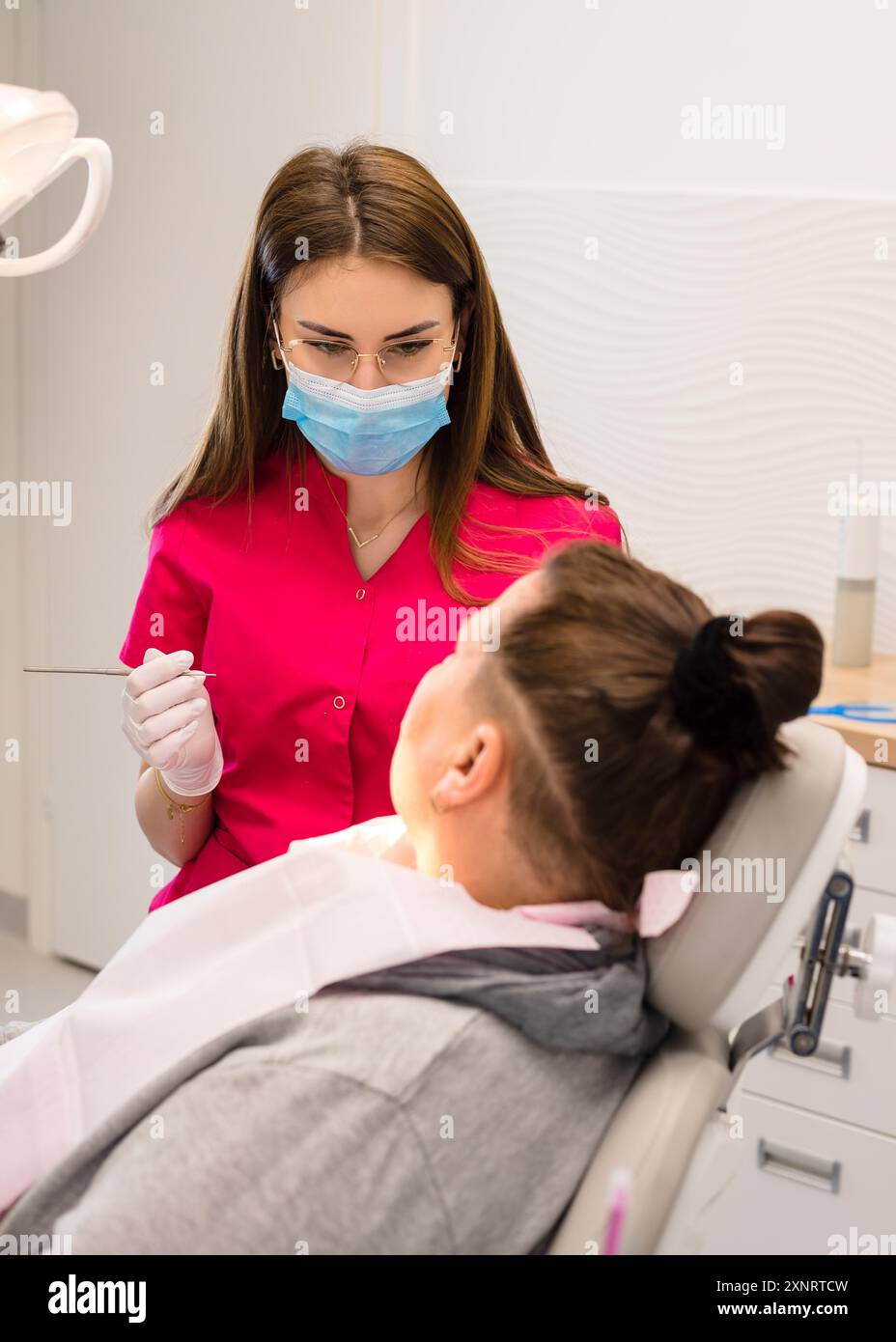 Dentiste et client. Dentiste examinant un patient Banque D'Images