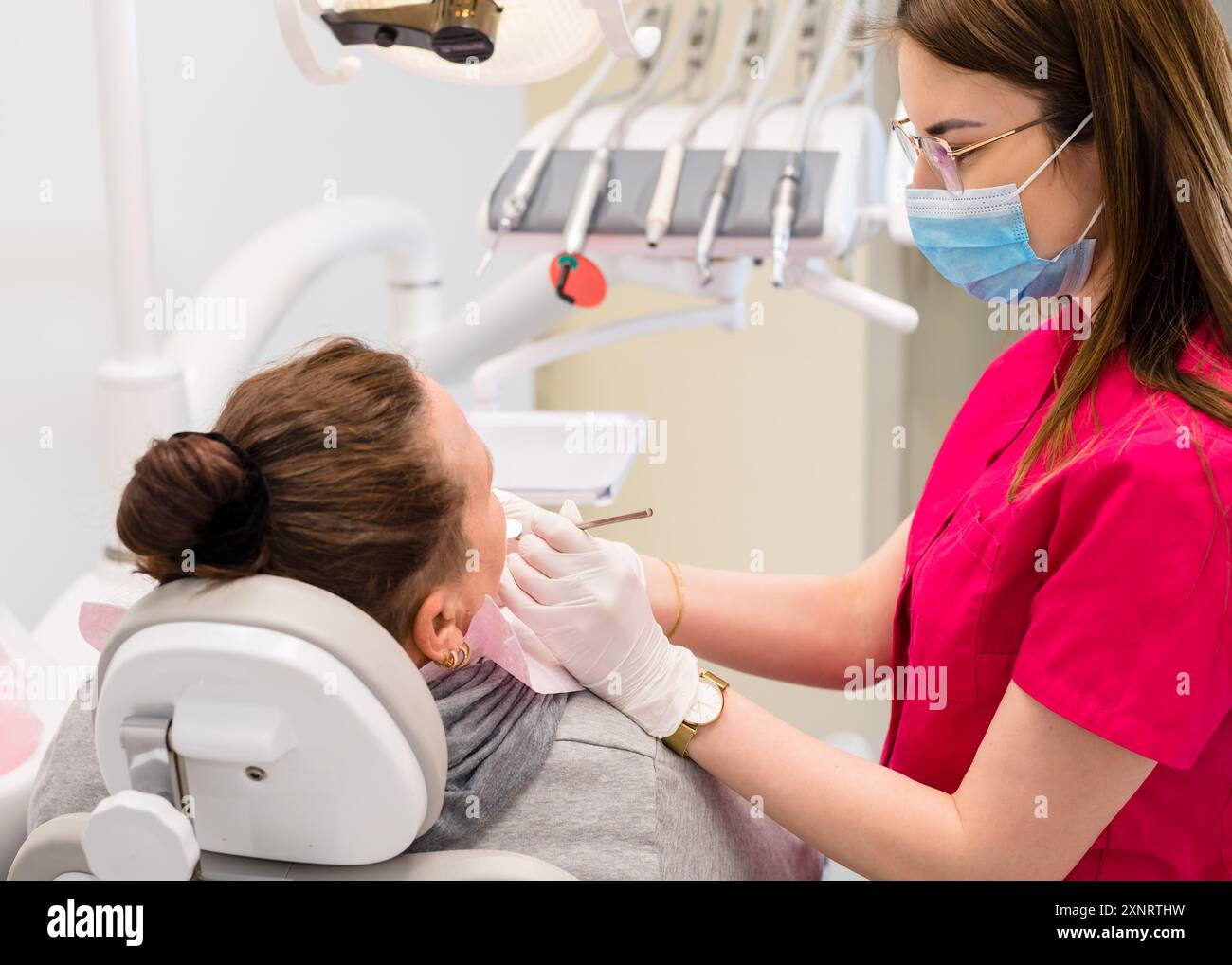 Dentiste et client. Dentiste examinant un patient Banque D'Images