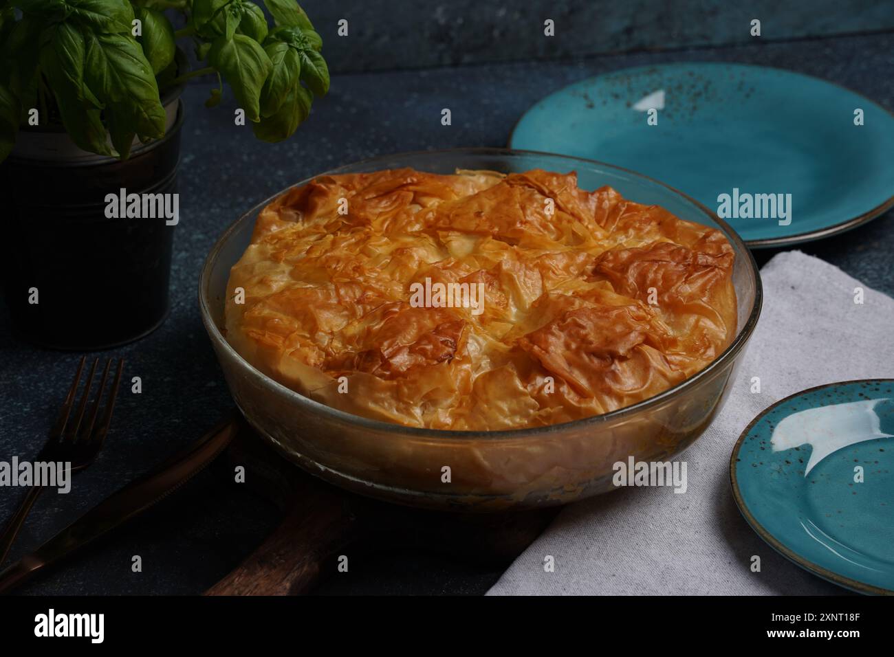 Tarte grecque aux épinards et au saumon dans une pâte fillo Banque D'Images
