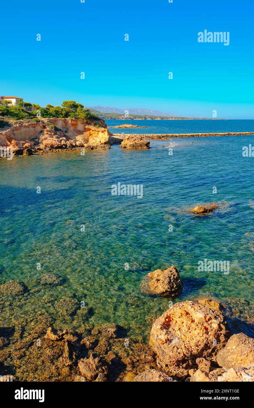 Une vue sur l'eau de mer claire de la plage de la Buena à El Perello, Catalogne, Espagne, sur la côte populaire de la Costa Daurada, un jour d'été Banque D'Images