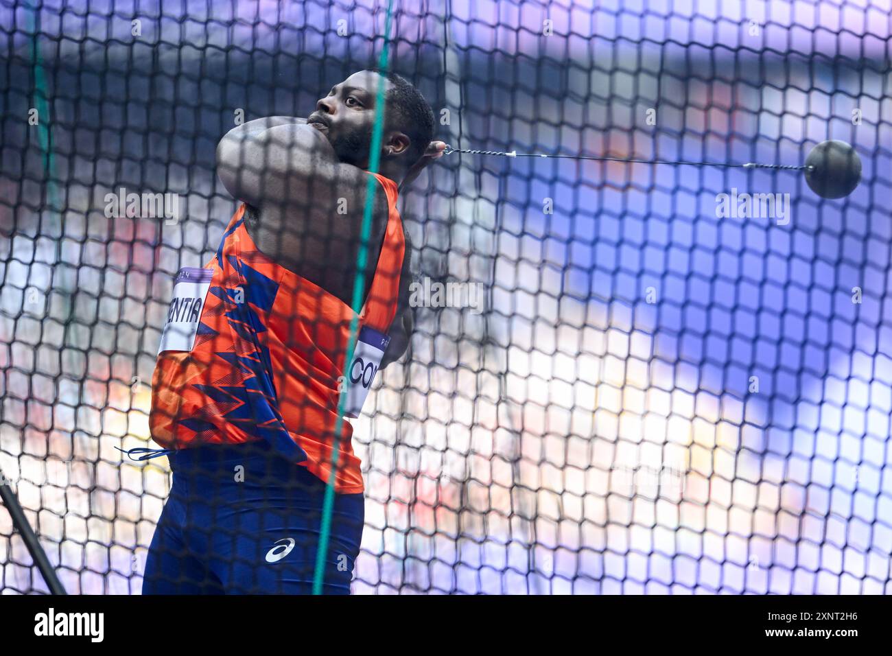 Paris, France. 02 août 2024. PARIS, FRANCE - 2 AOÛT : Denzel Comenentia des pays-Bas en compétition dans les qualifications de lancer de marteau masculin lors du jour 7 d'Athlétisme - Jeux Olympiques Paris 2024 au stade de France le 2 août 2024 à Paris, France. (Photo par Andy Astfalck/BSR Agency) crédit : BSR Agency/Alamy Live News Banque D'Images