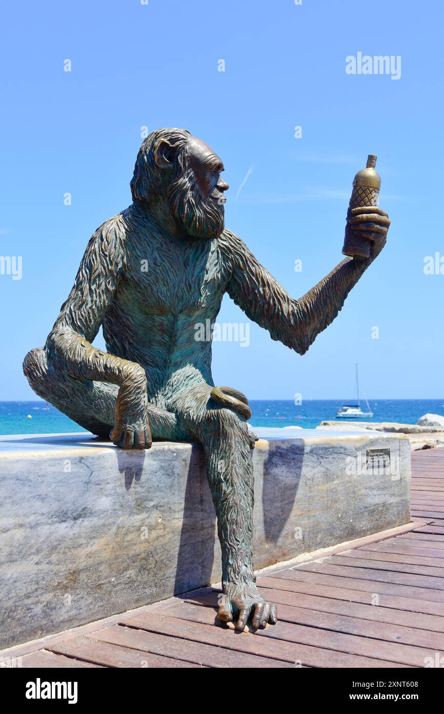 La sculpture Anís del Mono, également appelée singe Anís del Mono par l'artiste Susana Ruiz Blanch. Pont del Petroli, Badalona, Catalogne, Espagne. Banque D'Images