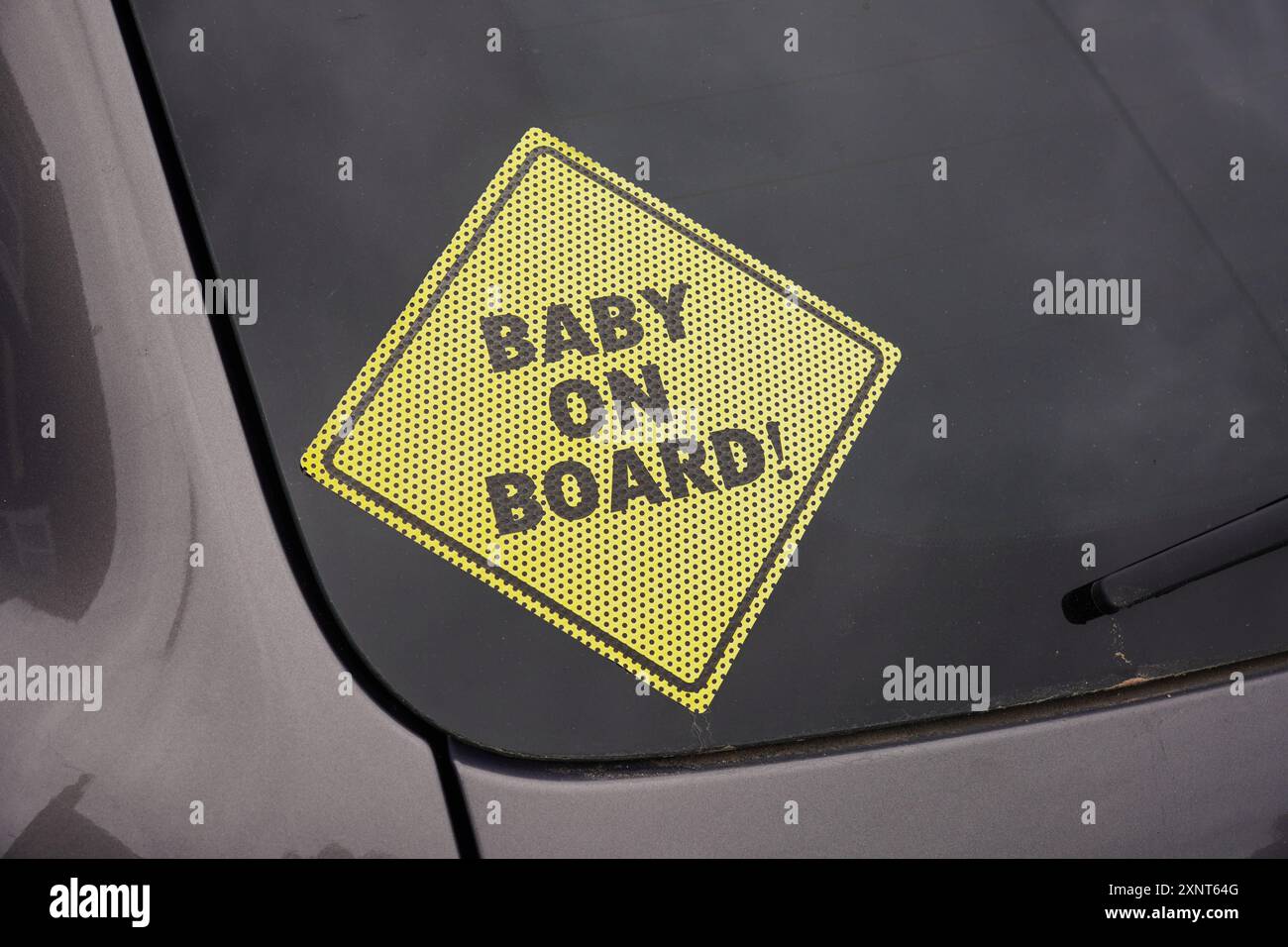 Bébé à bord signe dans la fenêtre arrière de la voiture. sensibilisation et sécurité du conducteur Banque D'Images Bébé à bord signe dans la fenêtre arrière de la voiture. sensibilisation et sécurité du conducteur Banque D'Images