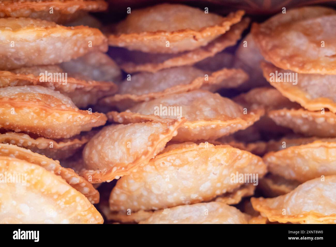 Pastil, une collation Tausug formée comme une empanada avec une garniture de nouilles en verre sautées populaire dans la péninsule de Zamboanga, Philippines Banque D'Images