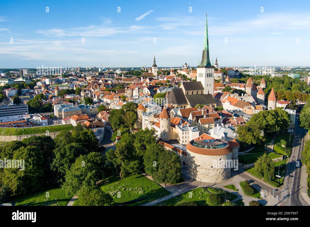 Vue aérienne emblématique de la vieille ville de Tallinn par un matin d'été ensoleillé. Olaf's, créé Michael's Church, Alexander Nevsky Cathedral, Defensive wa Banque D'Images