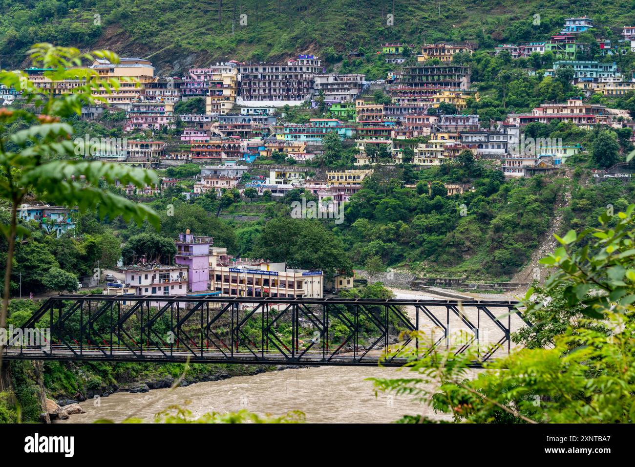 Aug2nd2024, Uttarakhand Inde. Vue sur la ville de Karnaprayag, Uttarakhand, situé sur le chemin de Badrinath, où les rivières saintes Alaknanda et Pindar se rencontrent. Banque D'Images