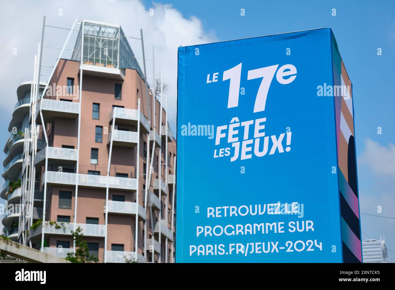 Zone fan des Jeux Olympiques de Paris 2024 dans le Parc Clichy Batignolles Martin Luther-King (17ème arrondissement). Les gens regardant les Jeux olympiques d'été sur grand écran Banque D'Images