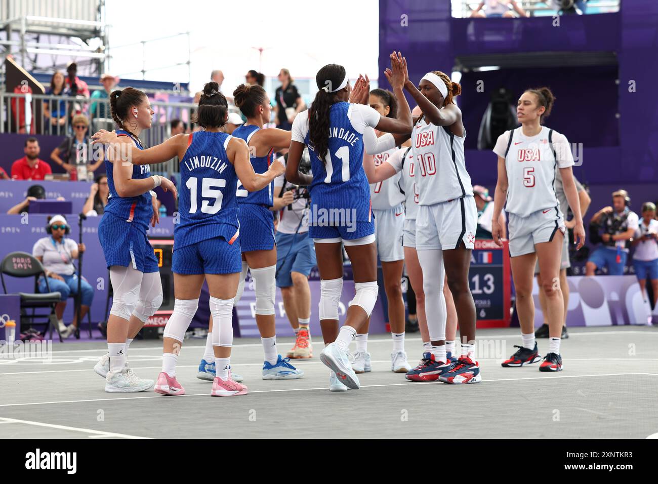 Paris, France. 02 août 2024. Julien Mattia/le Pictorium - Basketball 3X3-Women - Tour préliminaire USA - France - Paris 2024 - 02/08/2024 - France/Ile-de-France (région)/Paris - Tour préliminaire du 3X3-Women's Basketball aux Jeux Olympiques de Paris, place de la Concorde, le 2 août 2024. Crédit : LE PICTORIUM/Alamy Live News Banque D'Images