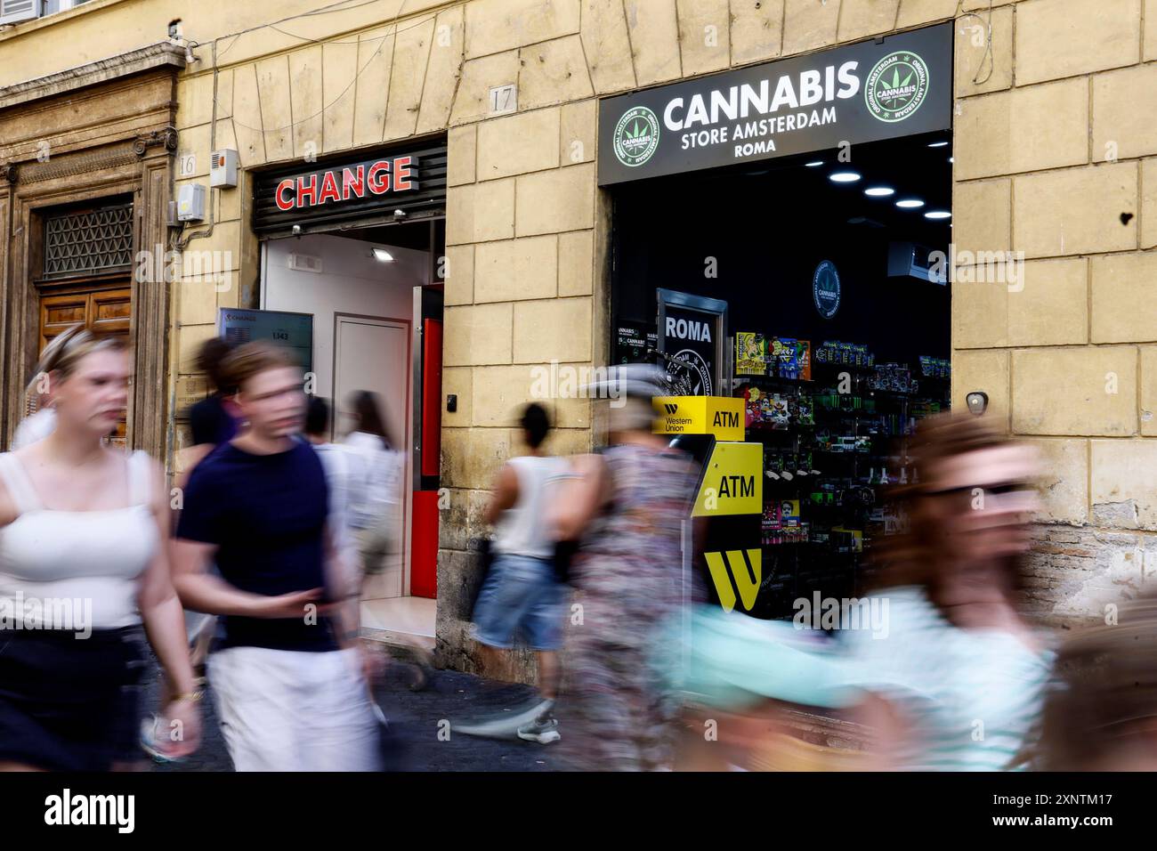 Roma, Italie. 02 août 2024. Un emendamento al ddl Sicurezza dichiara illegale la cannabis light negozi di CBD a rischio chiusura Roma, Italia &#x2014 ; Venerd&#xec; 02 Agosto 2024 - Cronaca - (foto di Cecilia Fabiano/LaPresse) un amendement au projet de loi sur la sécurité déclare les boutiques de CBD illégales de cannabis léger menacées de fermeture Rome Italie - vendredi 02 juillet 2024 - Actualités - (photo de Cecilia Fabiano/LaPresse) crédit : LaPresse/Alamy Live News Banque D'Images