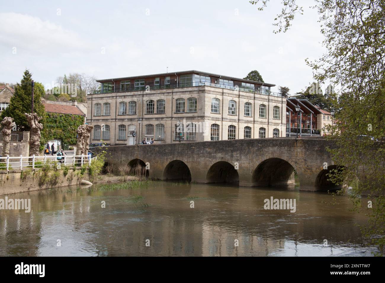 Vues du Town Bridge sur la rivière Avon à Bradford on Avon dans le Wiltshire au Royaume-Uni Banque D'Images