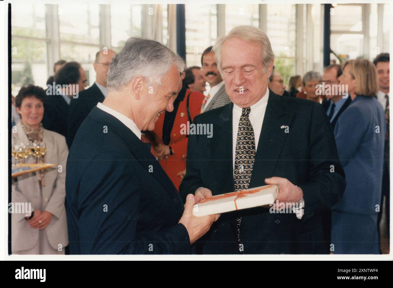 Célébration du 60e anniversaire du premier ministre Manfred Stolpe à la cantine de la Chancellerie d'État de Potsdam. Johannes Rau (à droite) offre un cadeau à Manfred Stolpe. Politicien. SPD.photo : MAZ/ Bernd Gartenschläger, 16.05.1996 [traduction automatique] Banque D'Images