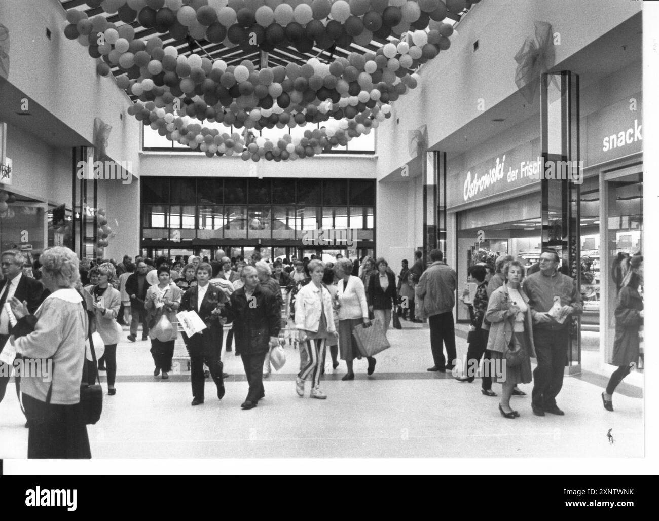 Soixante magasins modernes sont logés dans le centre commercial Brandenburg récemment ouvert près de Wust. Avec 19 000 mètres carrés d'espace commercial, cet établissement est le plus grand dans Brandenburg.Handel. Détail. Ventes. Photo : MAZ/Bruno Wernitz, 08.09.1992 [traduction automatique] Banque D'Images