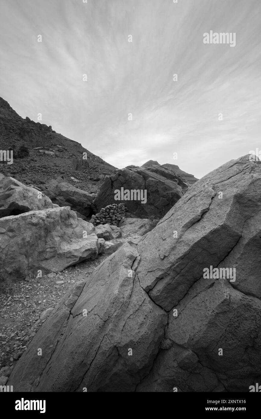 Composition des lignes naturelles constituées de roches formant des diagonales dans le paysage nuageux et rocheux des montagnes de l'Atlas au Maroc, Afrique du Nord Banque D'Images