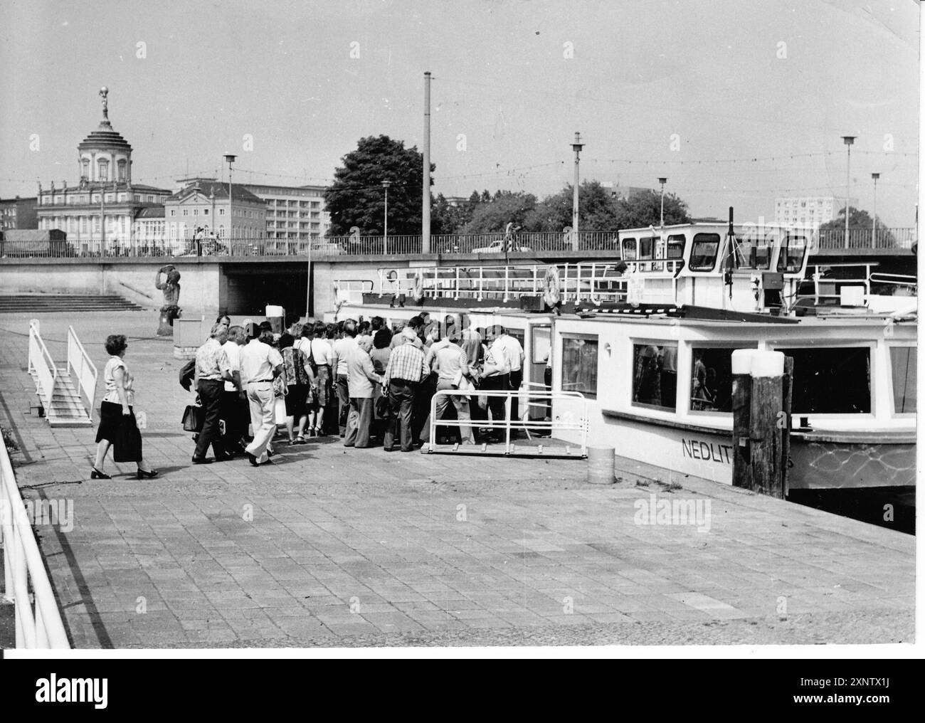 Les passagers attendent à l'embarcadère du port de Potsdam. Navire. Expédition. Trafic maritime. Flotte blanche. tourisme. GDR. historique. Photo:MAZ /Annelies Jentsch, 19.09.1980 [traduction automatique] Banque D'Images