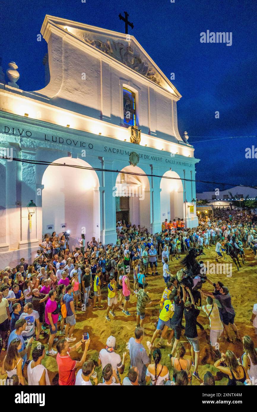 Danse traditionnelle de cheval 'Jaleo', originaire du XIVe siècle, festivités de Sant Lluís, en face de l'église paroissiale de Sant Lluís, Minorque, Balear Banque D'Images