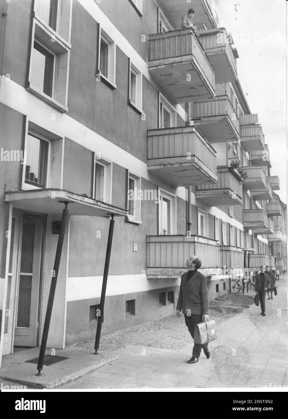 Vue d'une maison à Brielower Straße, le plus ancien quartier résidentiel de Brandebourg an der Havel. Nouvelle zone de développement. Balcon. GDR. historique. Photo : MAZ/Bruno Wernitz, 18.10.1971 [traduction automatique] Banque D'Images