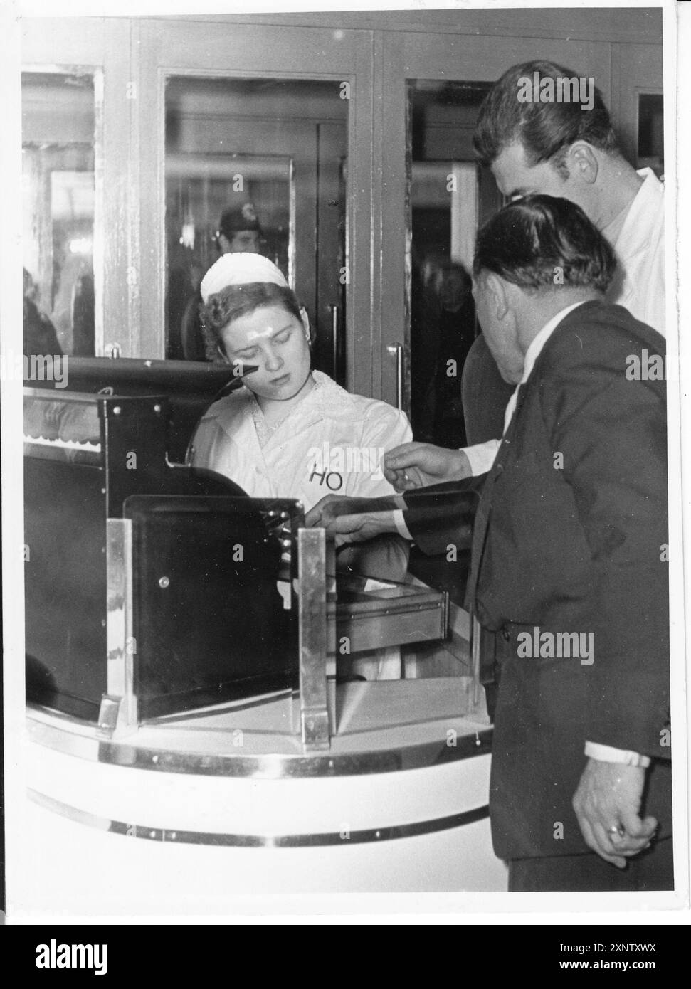 Ouverture de la boutique en libre-service de 330 m² avec quatre caisses. Ville de Brandebourg. Point de vente. Magasin. Magasin. Alimentation.consommation.détail.GDR. Historique. Photo : MAZ/Archive, 17.12.1956 [traduction automatique] Banque D'Images