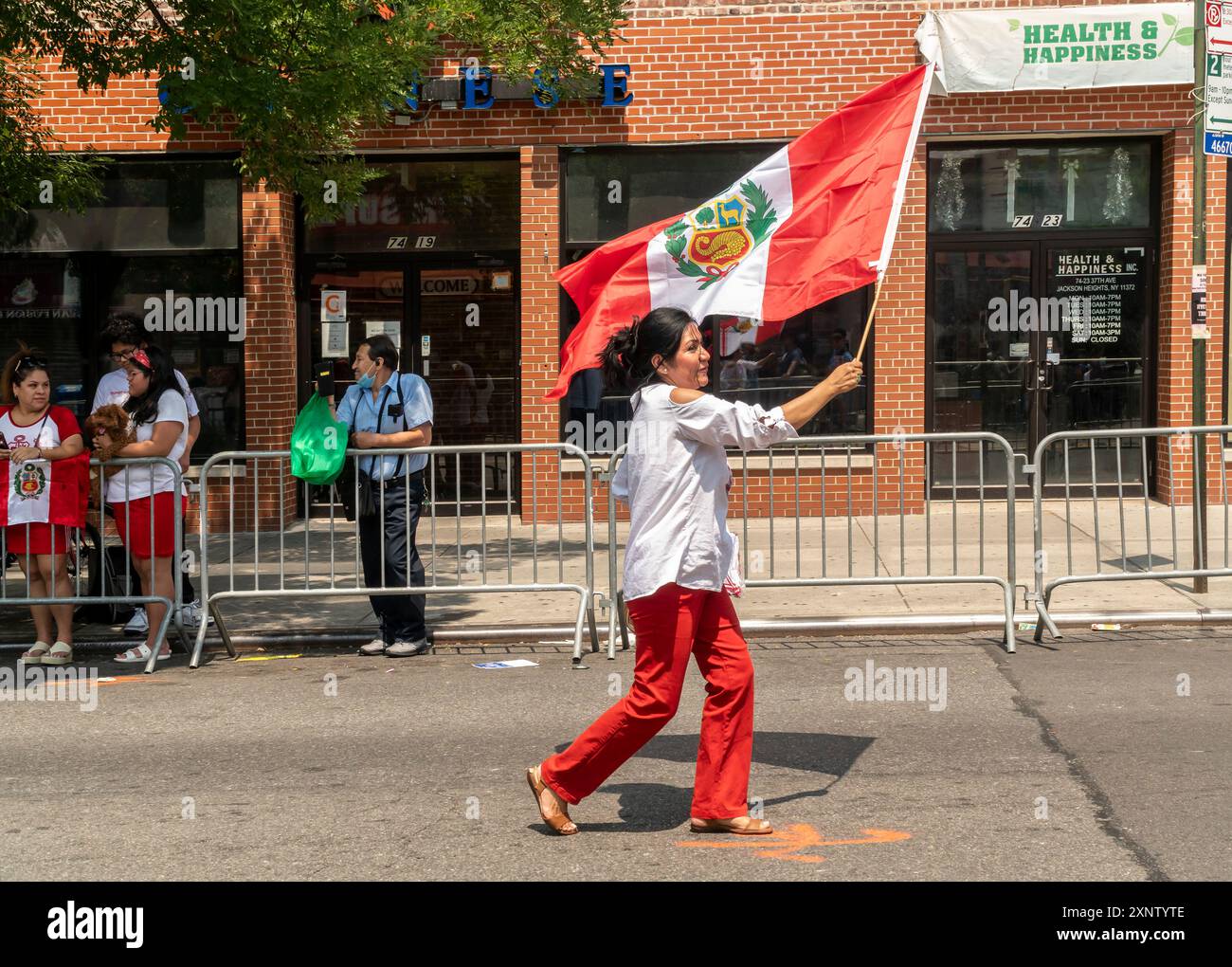 Les participants défilent à Jackson Heights dans le Queens à New York le dimanche 28 juillet 2024 dans le cadre de la 6ème parade annuelle de la Journée péruvienne. (© Richard B. Levine) Banque D'Images