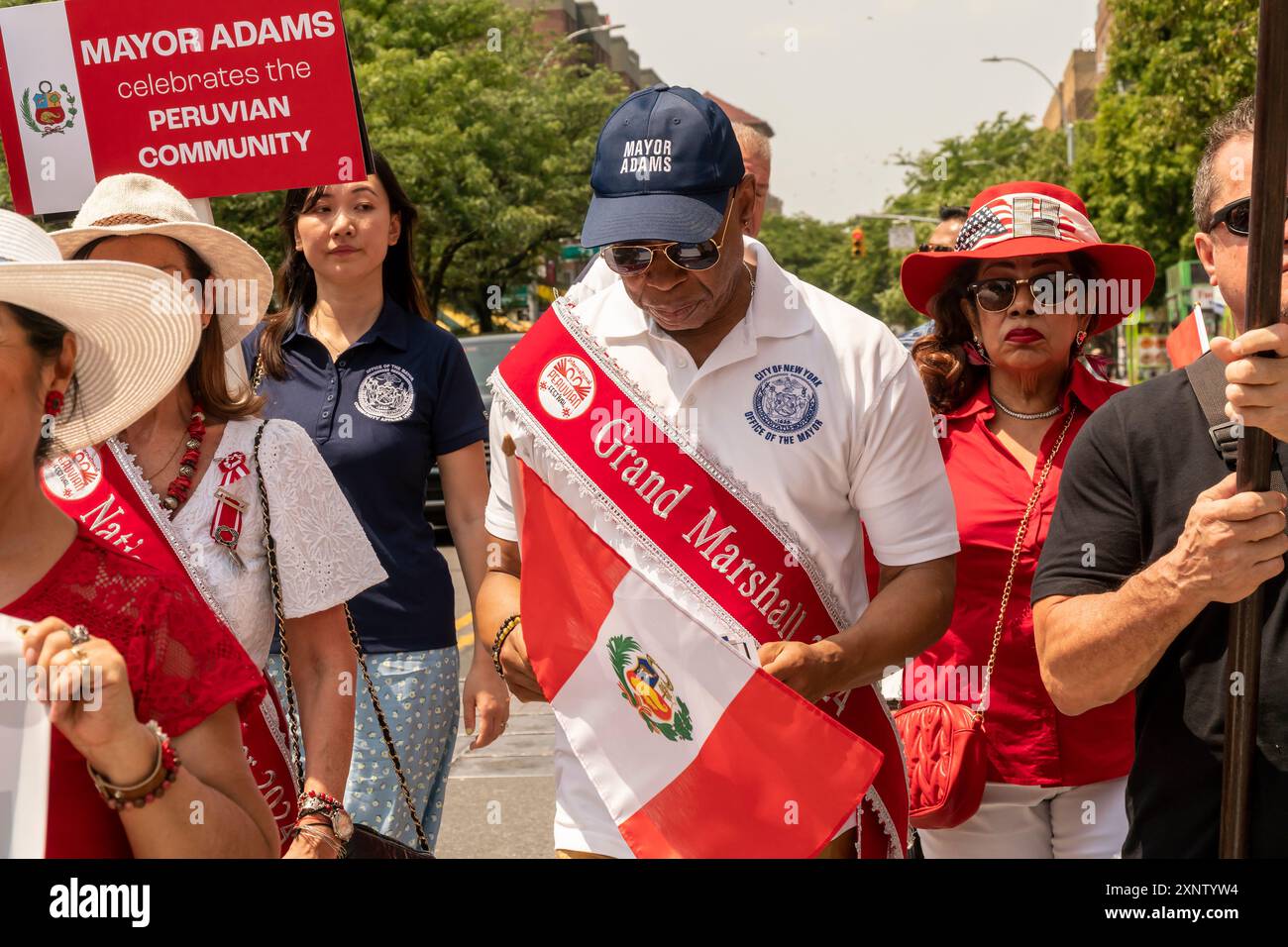 Le maire de New York, Eric Adams, marche à Jackson Heights dans le Queens à New York le dimanche 28 juillet 2024 lors de la 6e parade annuelle de la fête du Pérou. (© Richard B. Levine) Banque D'Images