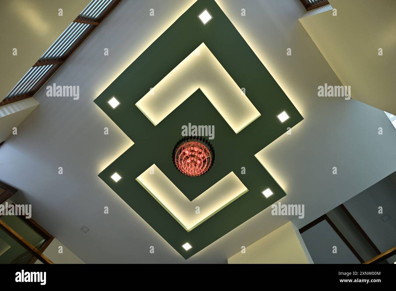 Plafonniers dans les designs intérieurs de la maison Kerala Inde faux plafond Banque D'Images