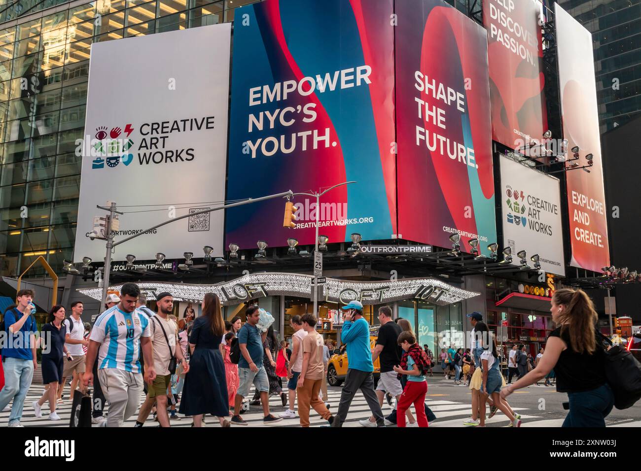 Panneau d'affichage Creative Art Works à Times Square à New York le mercredi 31 juillet 2024. Creative Art Works offre des programmes axés sur l'art pour les jeunes. © Richard B. Levine) Banque D'Images