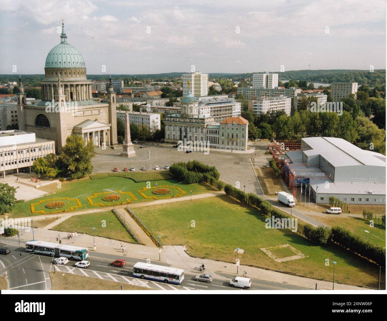 Vue sur l'Alter Markt avec la Nikolaikirche, l'obélisque, l'ancien hôtel de ville et, à droite, le chapiteau et la boîte de conserve du théâtre Hans Otto. Photo : MAZ/Archive, 08.10.1999 [traduction automatique] Banque D'Images