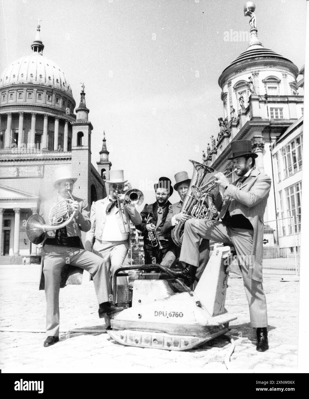 La bande de laiton de la tour Potsdam sur l'Alter Markt. Ils répètent une sérénade pour l’ouverture prochaine des célébrations du 100e anniversaire. Musique. Photo : MAZ/Christel Käster, 29.04.1993 [traduction automatique] Banque D'Images