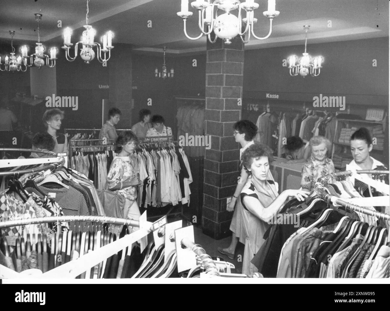 « Après reconstruction et refonte, le magasin de vêtements Fortschritt de la mairie de Rudolf-Breitscheid-Strasse a été rouvert. Mode. Vêtements. Grand magasin. Point de vente. Magasin. Commerce. GDR. historique. Photo : MAZ/Bernd Gartenschläger, 07.08.1986 [traduction automatique]' Banque D'Images