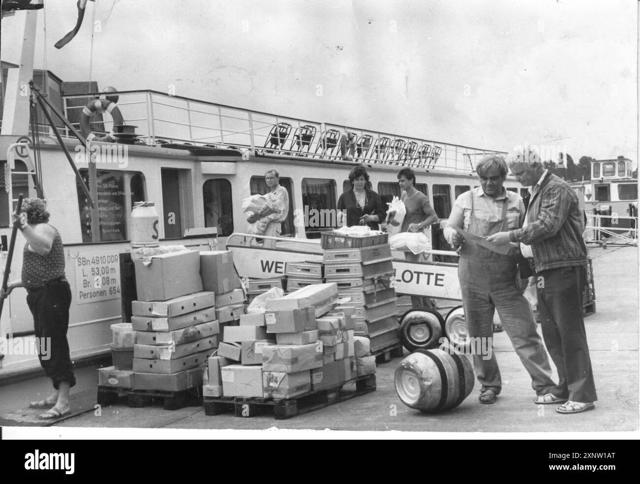 'L'équipage et les employés de Mitropa chargent le ''MS Sanssouci'' de la flotte Blanche avec de nouvelles marchandises.navire. Expédition. Expédition. GDR. historique. Photo : MAZ/Christel Köster, 05.08.1988 [traduction automatique]' Banque D'Images