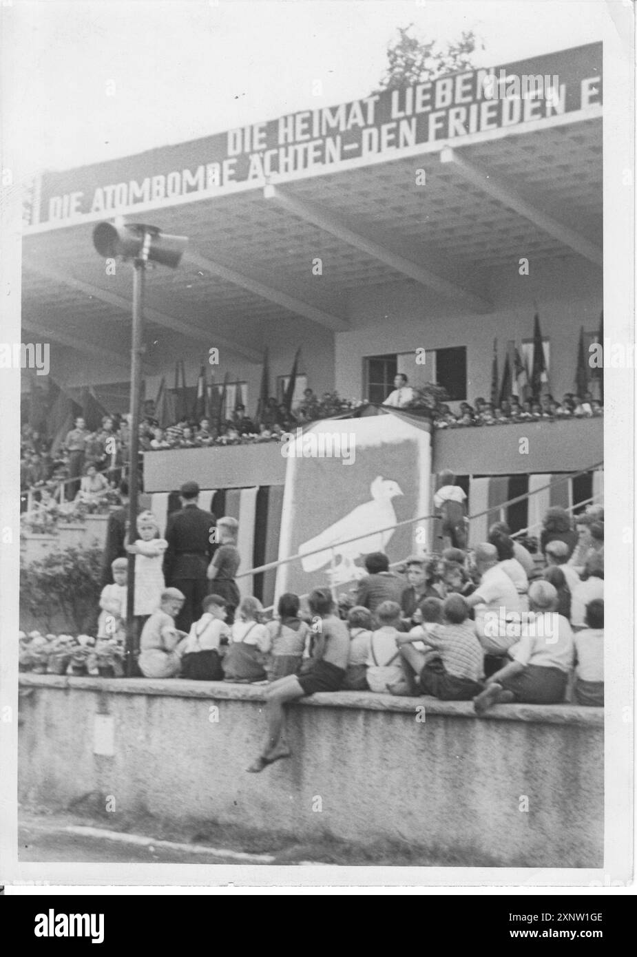 L'ancien correspondant en chef de l'agence britannique Reuter à Berlin John Peet (rejoint la RDA en juin 1950) a parlé contre les bellicistes de l'Ouest au stade Ernst Thälmann à Potsdam. Événement. Politique. GDR. Historique. Photo:MAZ/Archive, 22.08.1950 [traduction automatique] Banque D'Images