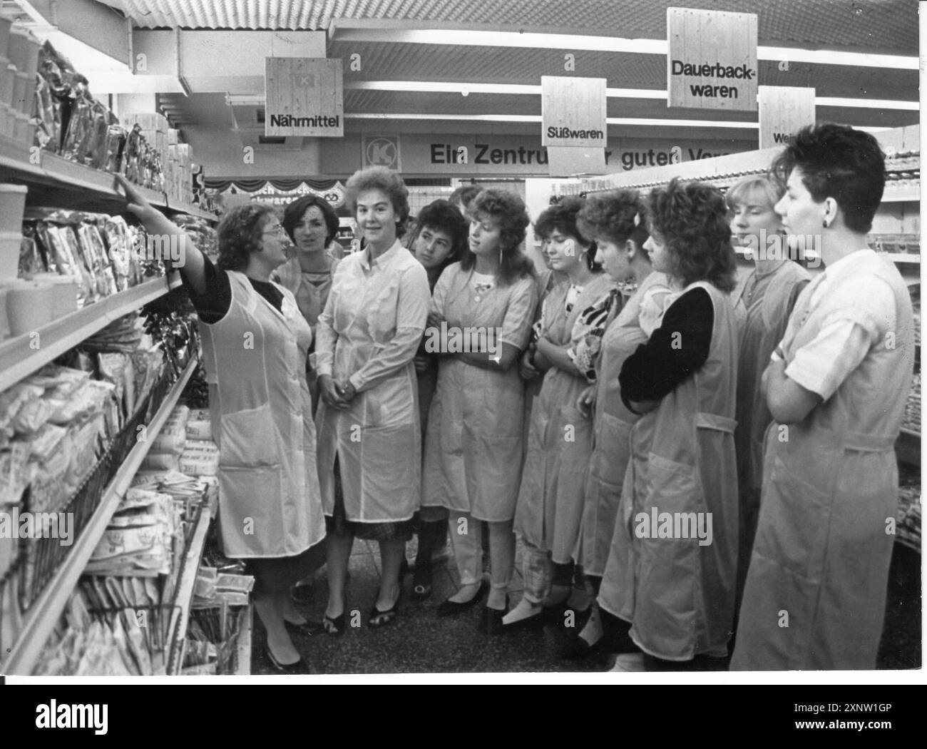 'Introduction pour le personnel de vente dans le nouveau grand magasin Konsum ''Aktivist''. Point de vente. Commerce. Ventes.GDR. Historique. Photo : MAZ/Bruno Wernitz,07.08.1989 [traduction automatique]' Banque D'Images