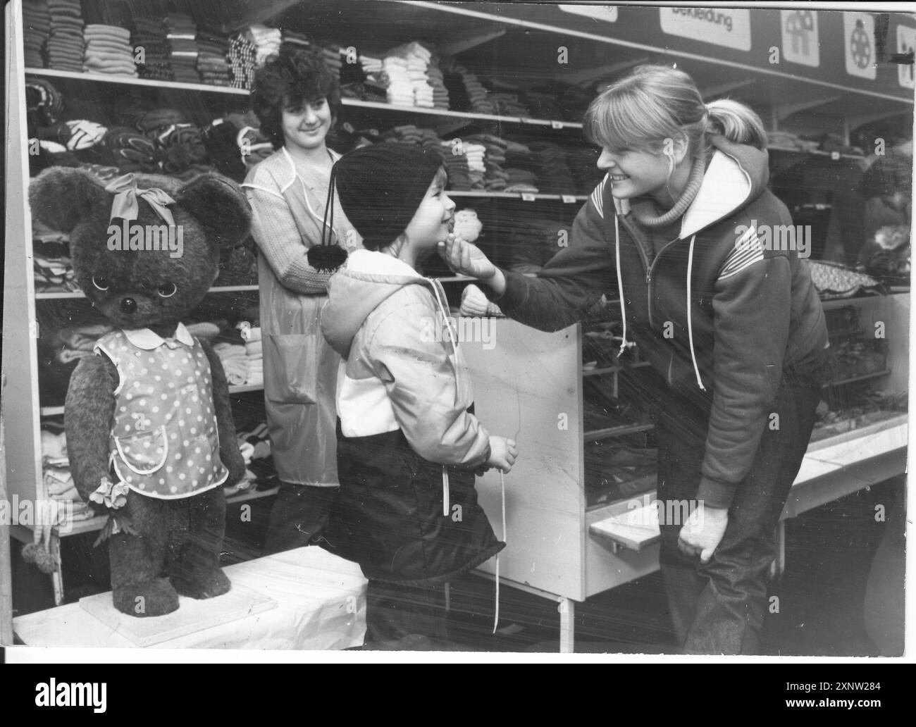 'Le grand magasin pour enfants HO ''Bummi'' propose des vêtements pour enfants. À Klement- Gottwald-Straße (aujourd'hui Brandenburger Straße). Vêtements. Magasin. Magasin. Point de vente. Vente au détail. GDR. historique. Photo : MAZ/Annelies Jentsch, 13.11.1984 [traduction automatique]' Banque D'Images