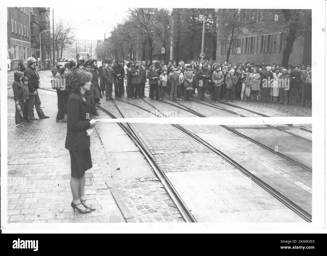 Ouverture de la nouvelle voie de tramway sur le pont Humboldt par le Lord Mayor de Potsdam Wilfried Seidel.Streetcar. Transports en commun. Circulation routière. GDR. historique. Photo : MAZ/Annelies Jentsch, 30.04.1985 [traduction automatique] Banque D'Images