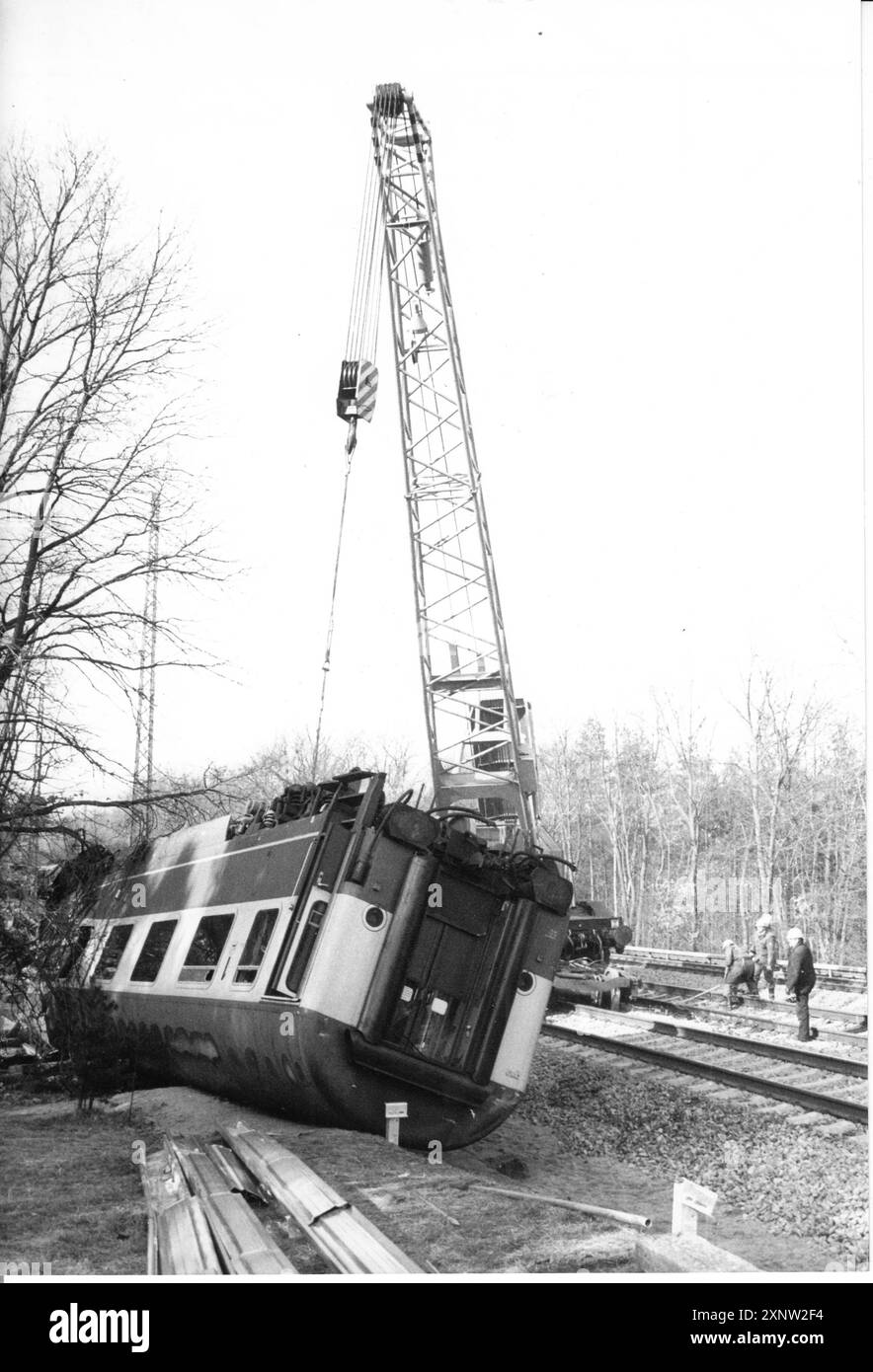 Deux trains longue distance sont entrés en collision frontale près de la station de S-Bahn de Wannsee. 3 morts et 16 blessés. Accident. Entraînez-vous. Chemin de fer. Trafic ferroviaire. Photo : MAZ/Bernd Gartenschläger, 09.04.1993 [traduction automatique] Banque D'Images