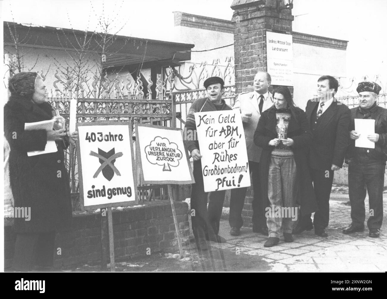 'Potsdam Vigil de l'initiative citoyenne ''Freie Heide'' devant le bureau de district de Wittstock comme protestation contre les délibérations du groupe de travail ''zone d'entraînement militaire'' le 3 mars 1993 affiches avec l'inscription : ''40 ans suffisent'', Wende Wendezeit photo : MAZ/Archiv [traduction automatique]' Banque D'Images