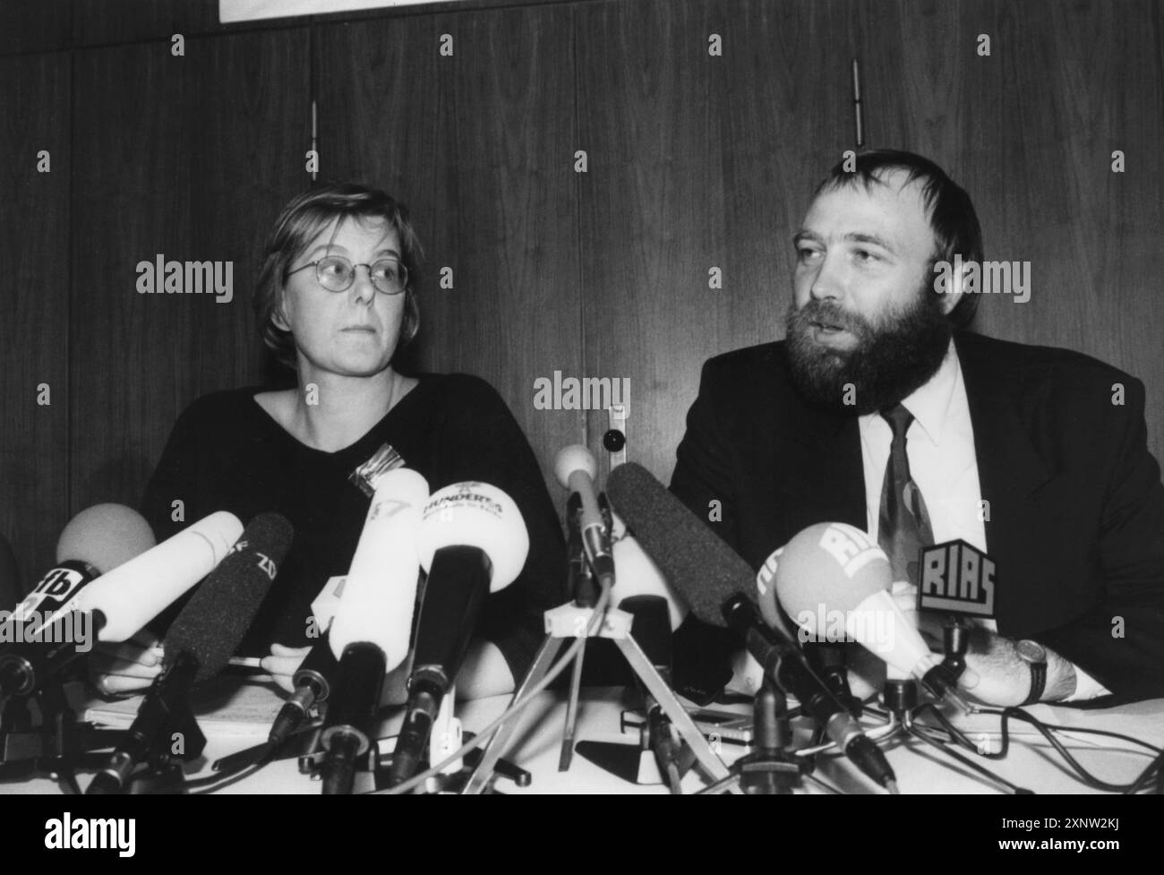 Marianne Birthler explique les raisons de sa démission de son poste de ministre de l'éducation, de la jeunesse et des sports du Brandebourg au sein du gouvernement de l'État lors d'une conférence de presse le 29 octobre 1992. À droite, Günter Nooke, chef du groupe parlementaire Bündnis 90. [traduction automatique] Banque D'Images