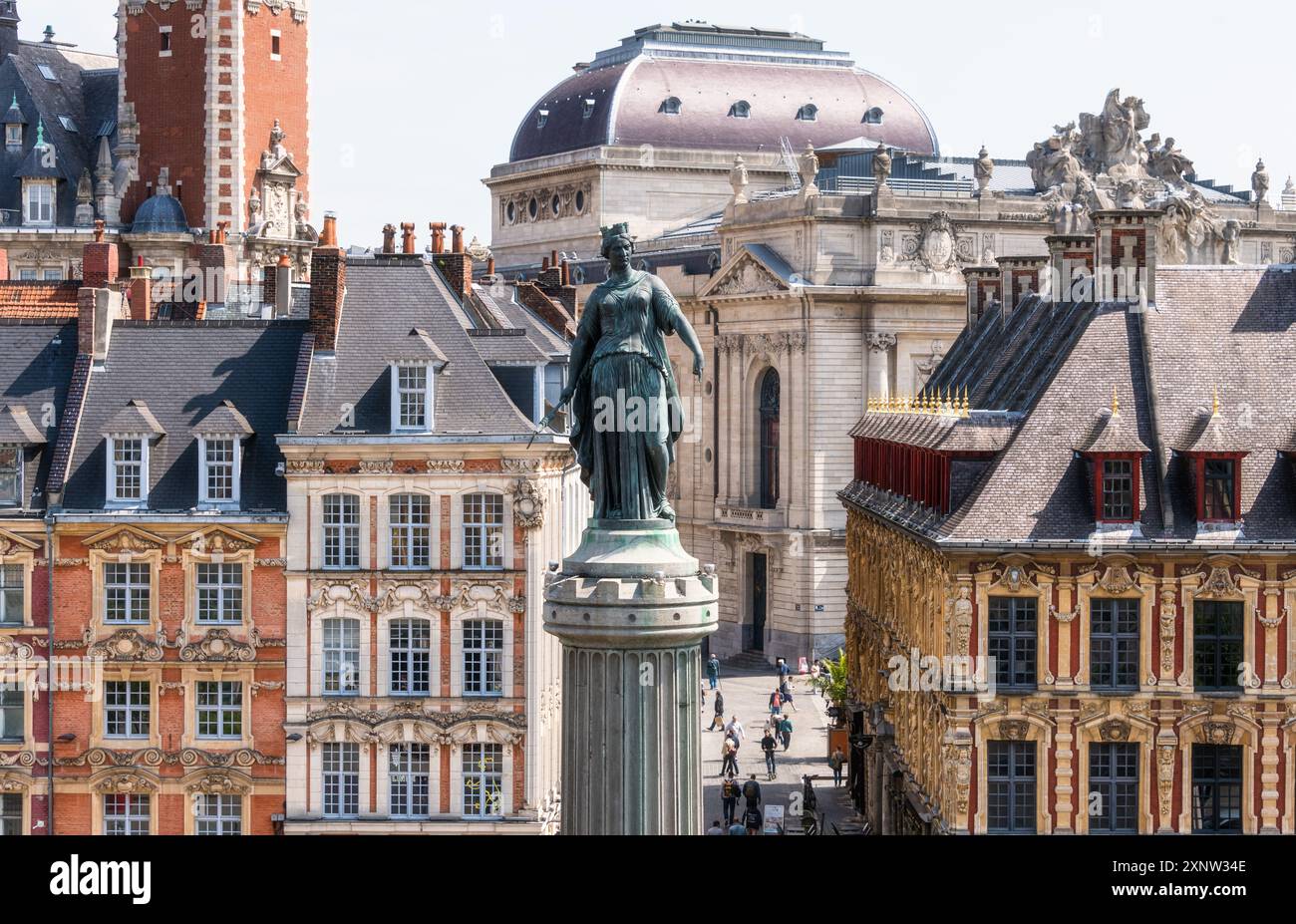 Colonne de la Déesse et de l'Opéra de Lille derrière elle, vue de l'autre côté de la place du général de Gaulle, la place centrale de Lille, hauts-de-France, Franc Banque D'Images