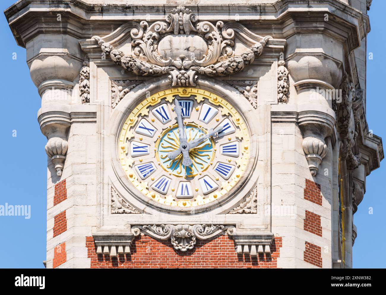 Horloge sur le beffroi de la Chambre de commerce, Lille, hauts-de-France, France Banque D'Images