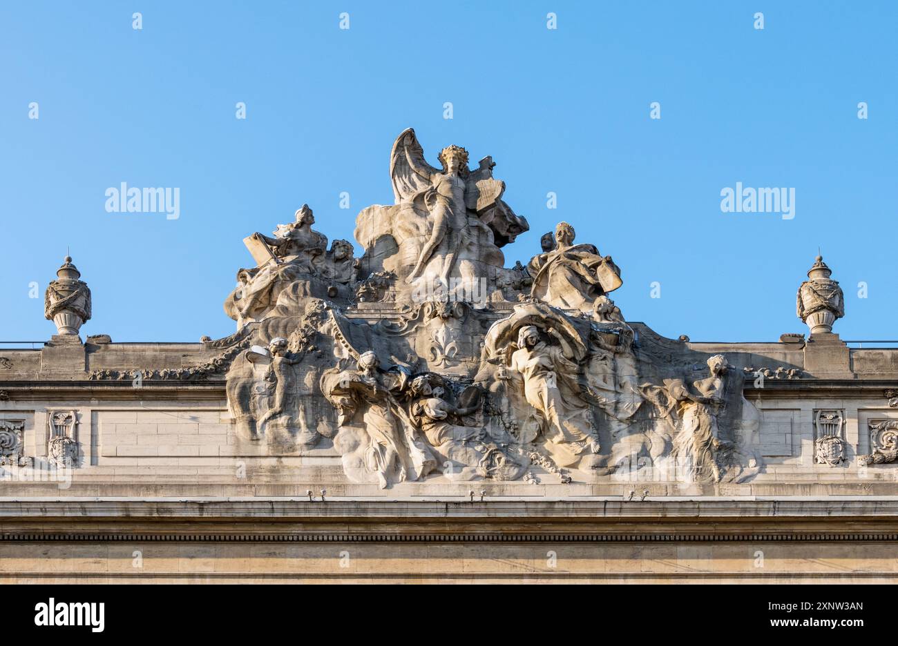 Apollon entouré de ses muses - sculptures sur le sommet de la façade de l'Opéra de Lille, Lille, hauts-de-France, France Banque D'Images