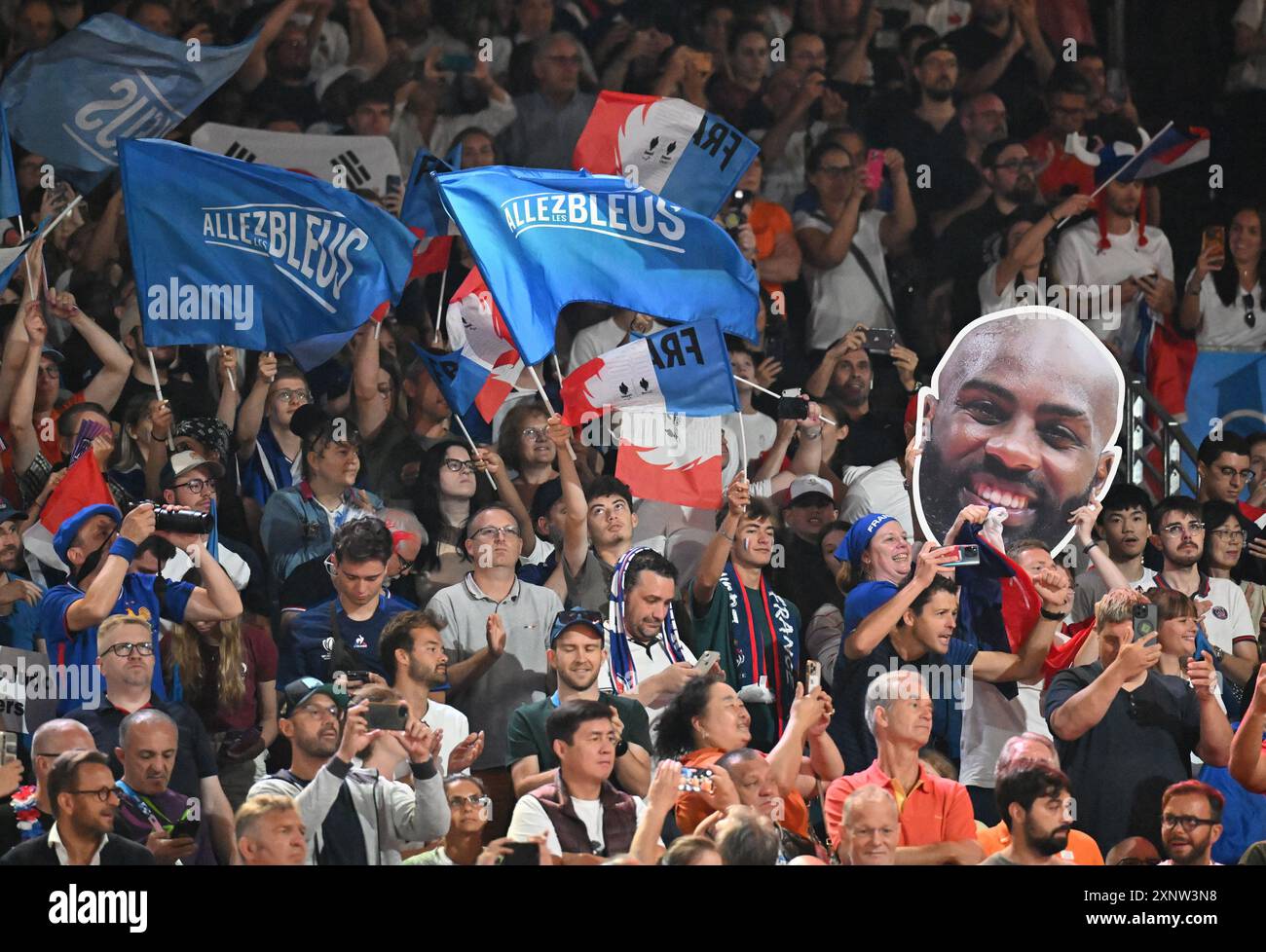 Paris, France. 2 août 2024. Les spectateurs encouragent le Français Teddy Riner lors du match de judo masculin 100kg aux Jeux Olympiques de Paris 2024 à Paris, France, le 2 août 2024. Crédit : Wu Wei/Xinhua/Alamy Live News Banque D'Images