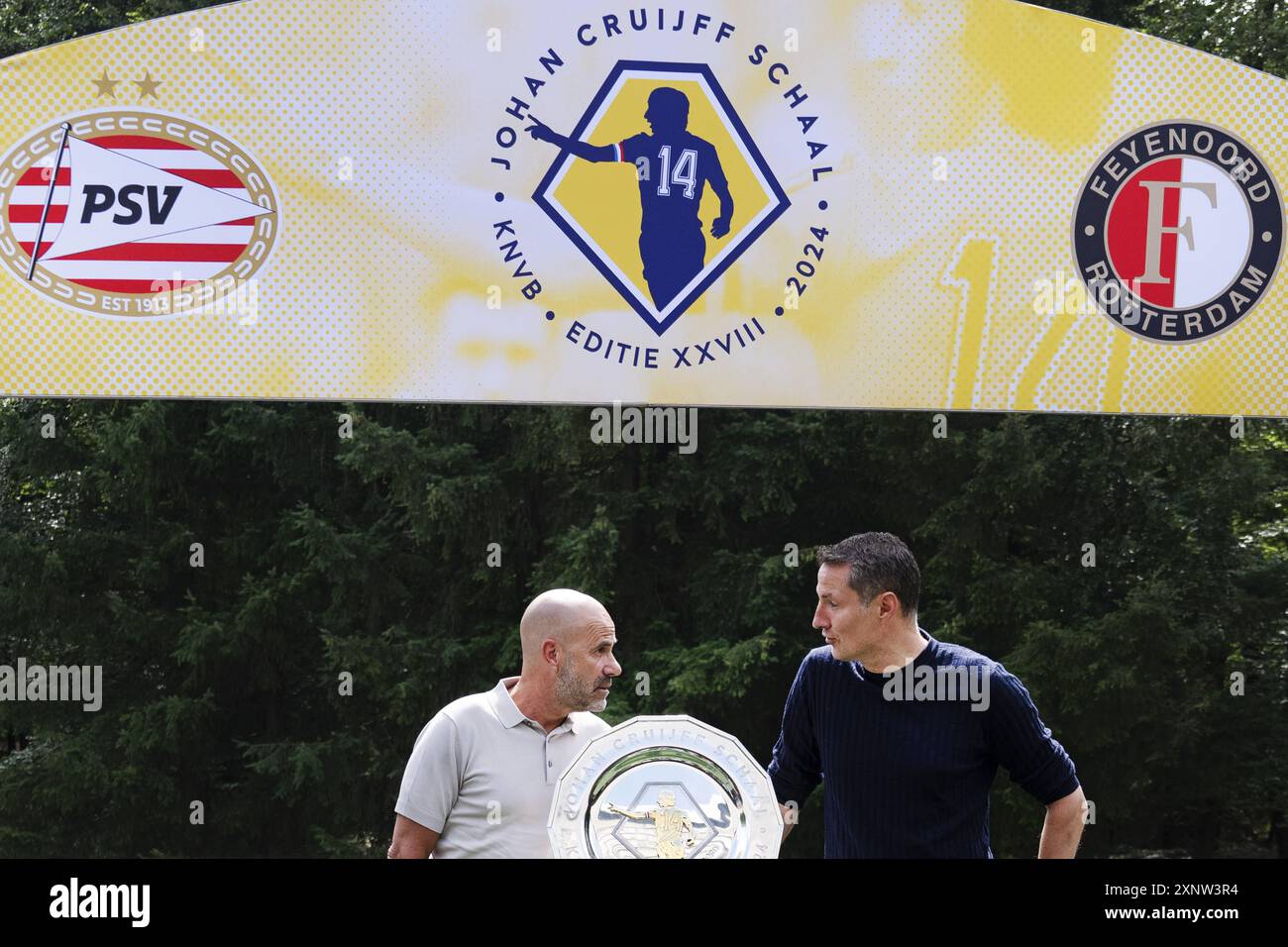 ZEIST - L'entraîneur Brian Priske de Feyenoord avec l'entraîneur Peter Bosz lors de la conférence de presse en préparation du match pour le bouclier Johan Cruijff. ANP OLAF KRAAK Credit : ANP/Alamy Live News Banque D'Images