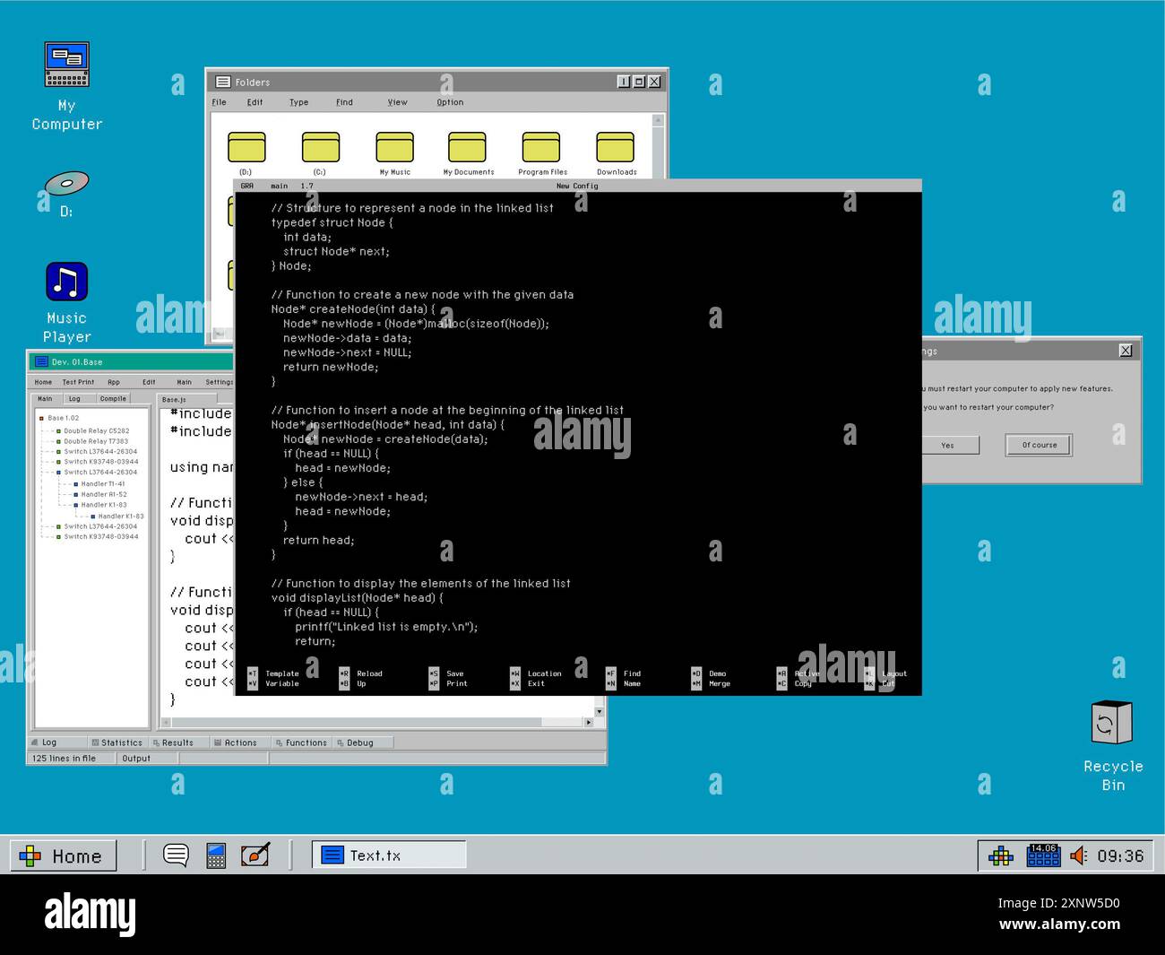 Ancien modèle de système d'exploitation avec environnement de bureau et terminal de codage avec fond noir, lignes de commande pour la programmation. Écran de maquette de système d'exploitation d'ordinateur rétro en résolution 1024x768 Banque D'Images