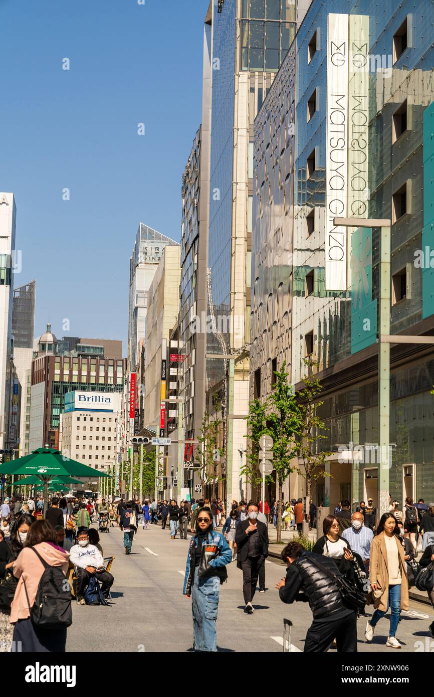 Les gens marchent le long de la célèbre rue commerçante Ginza devant le grand magasin Matsuya au week-end Hokosha Tengoku, quand la circulation est interdite. Banque D'Images