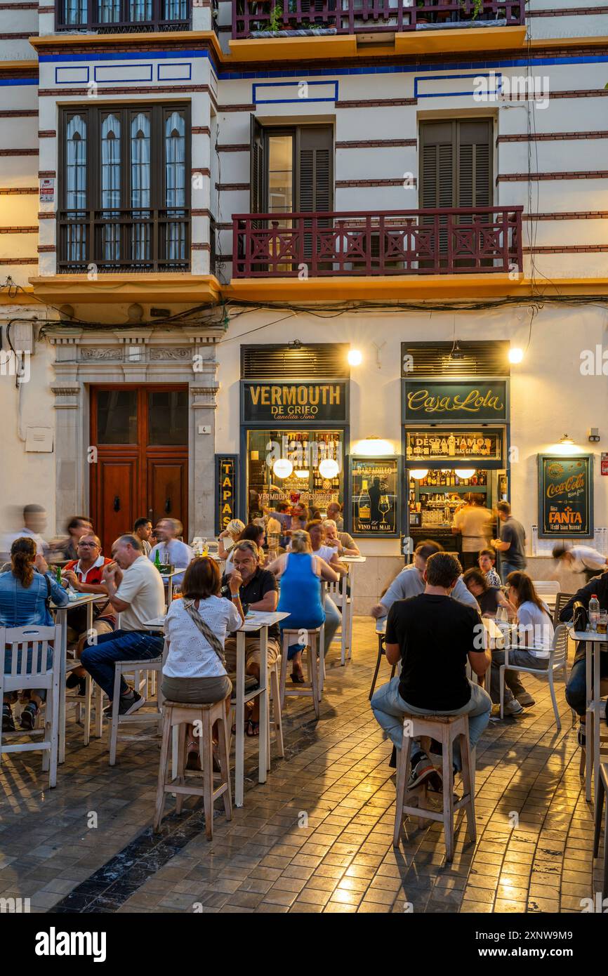 Bar restaurant extérieur dans la vieille ville, Malaga, Andalousie, Espagne Banque D'Images