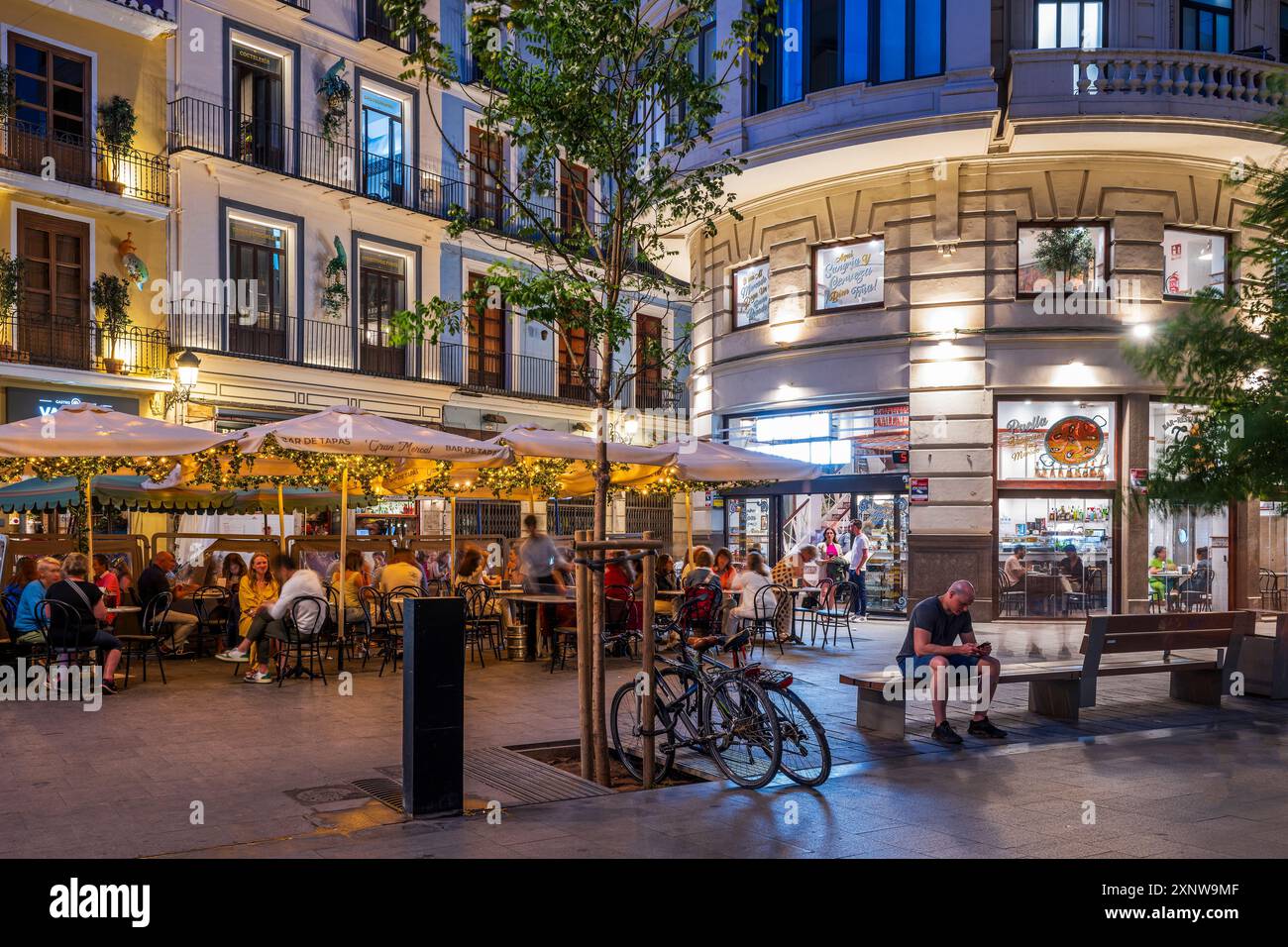 Vue nocturne du bar à tapas extérieur, Valence, Espagne Banque D'Images
