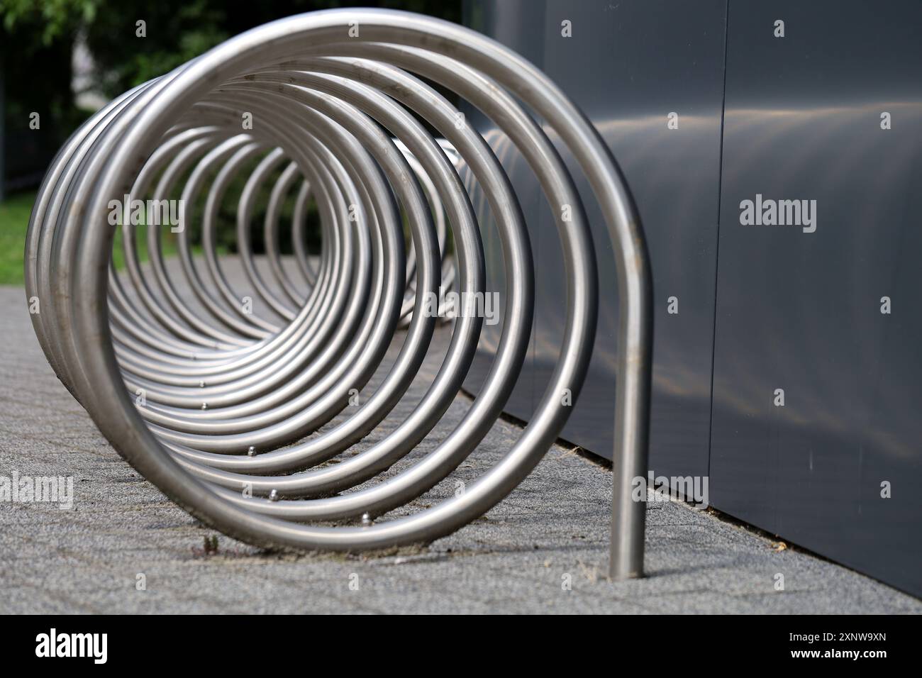 Structure tubulaire abstraite d'une spirale enroulée comme porte-bicyclette. Banque D'Images