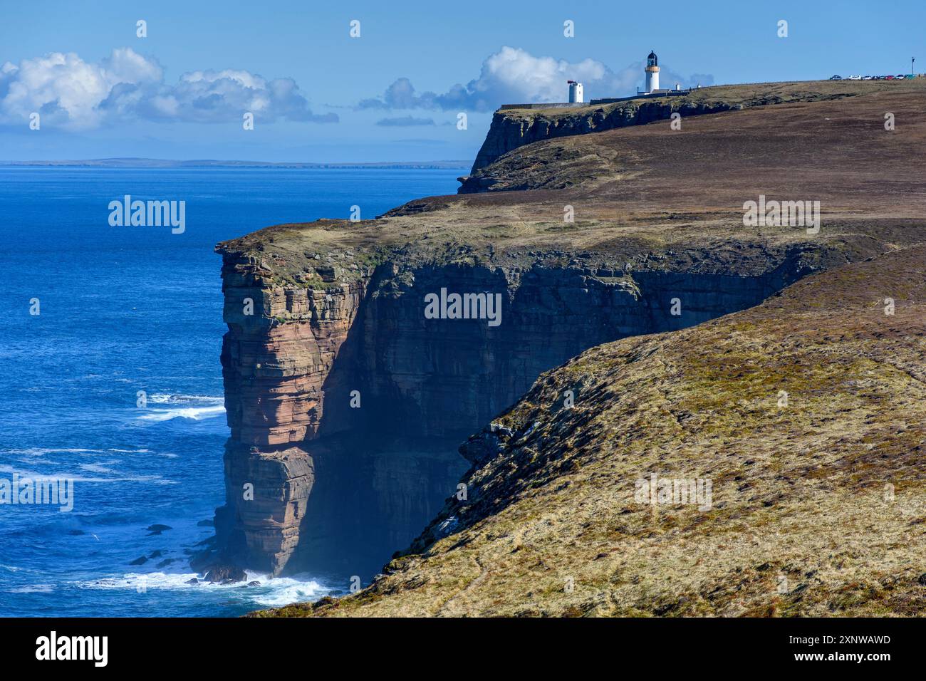 Falaises et phare sur Dunnet Head depuis le Neback. Dunnet Head, Caithness, Écosse, Royaume-Uni. Banque D'Images