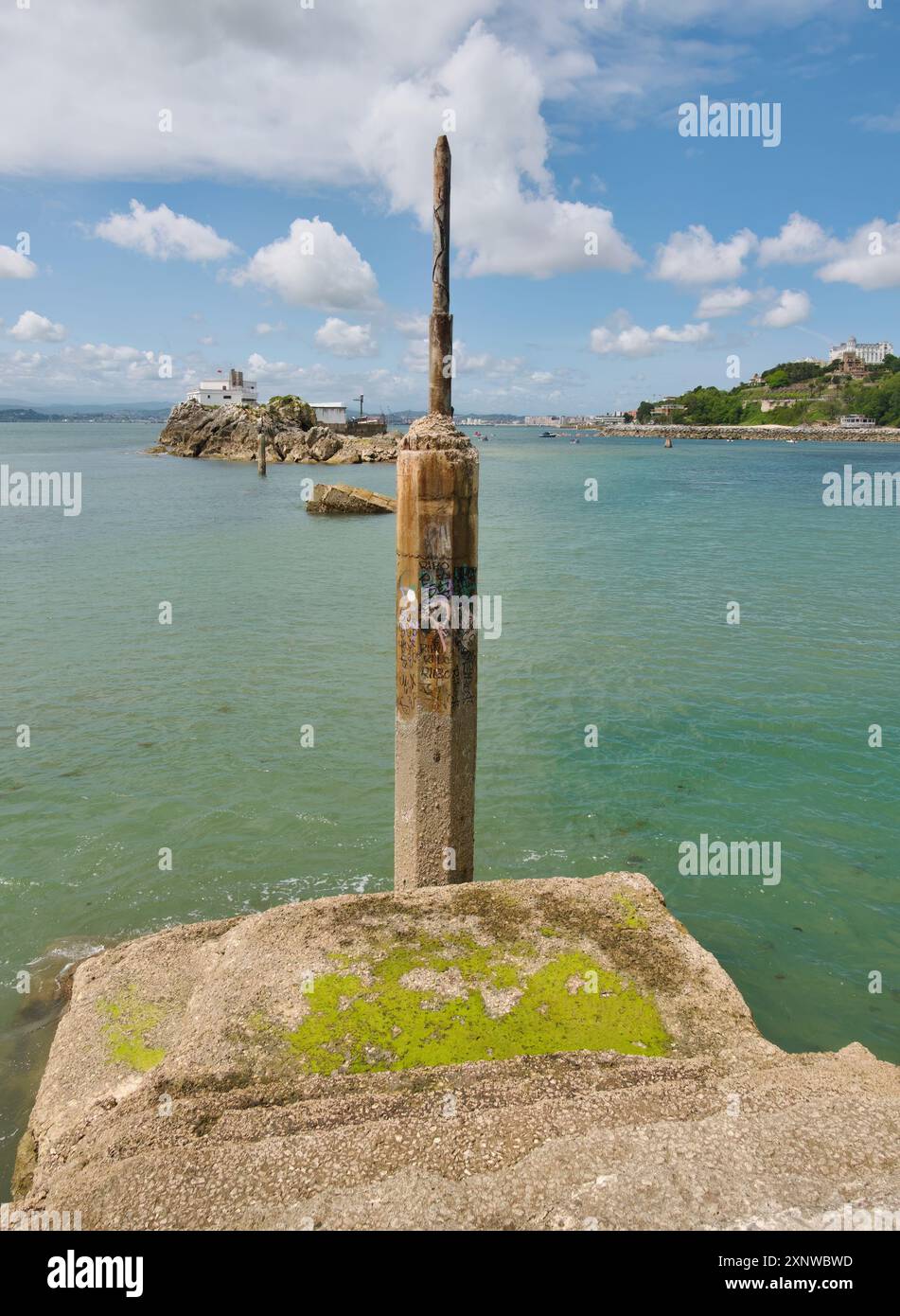 Poste au bout d'une jetée de pierre et école de voile sur l'Isla de la Torre dans la baie avec l'hôtel 5 étoiles Santander Cantabria Espagne Europe Banque D'Images