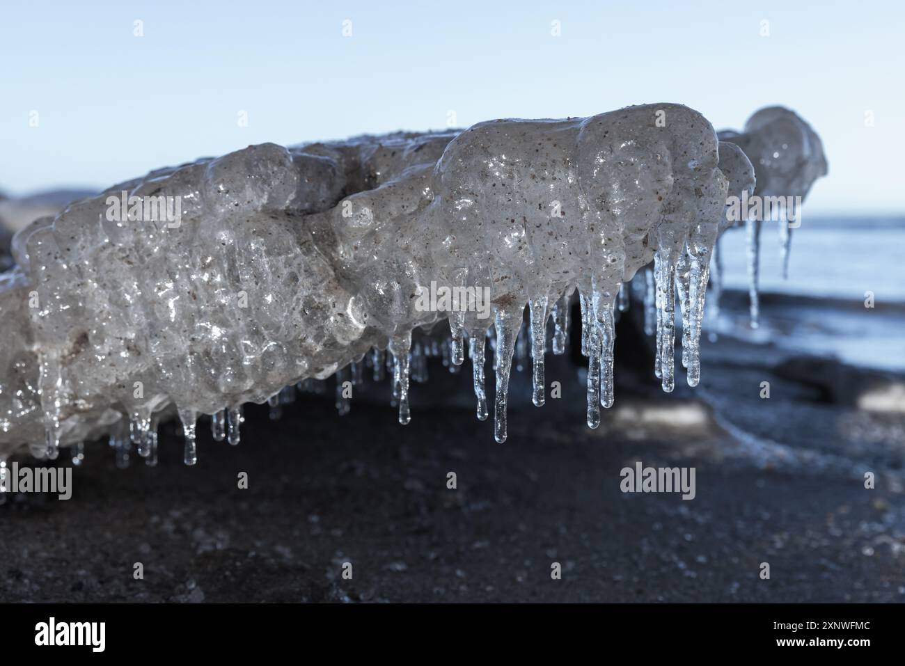 La banquise fondante avec des glaçons se trouve sur la côte de la mer Baltique un jour d'hiver, dans le golfe de Finlande Banque D'Images