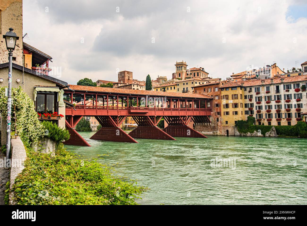 Ponte degli Alpini à Bassano del Grappa, Vénétie, Italie – un pont en bois emblématique enjambant la rivière Brenta, connu pour son architecture distinctive Banque D'Images